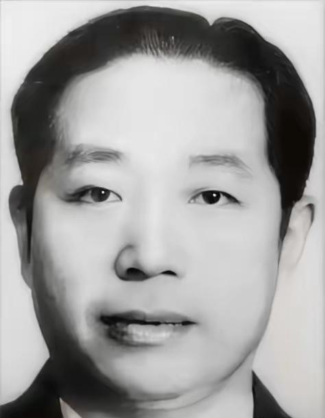 🌛1937年，刺蒋失败后，百变杀手华克之投奔延安，伟人看到后却当场断言：你