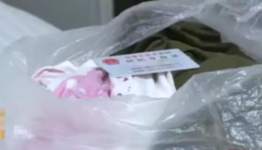 2007年，16岁的冯霞在学校爬墙跟一陌生男人跑了，自此杳无音讯，15年后，母亲