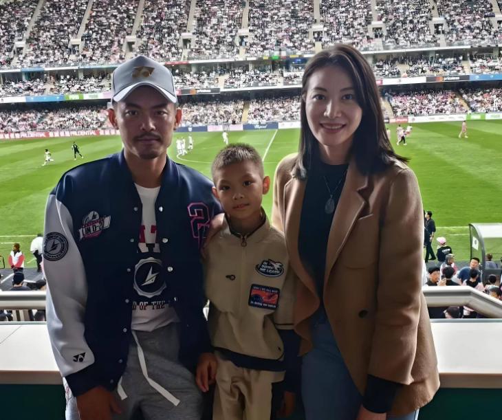 绯闻爆发一晃十年，当年没掀桌离场的谢杏芳，如今才看出林丹早给她铺好了最稳的后路。