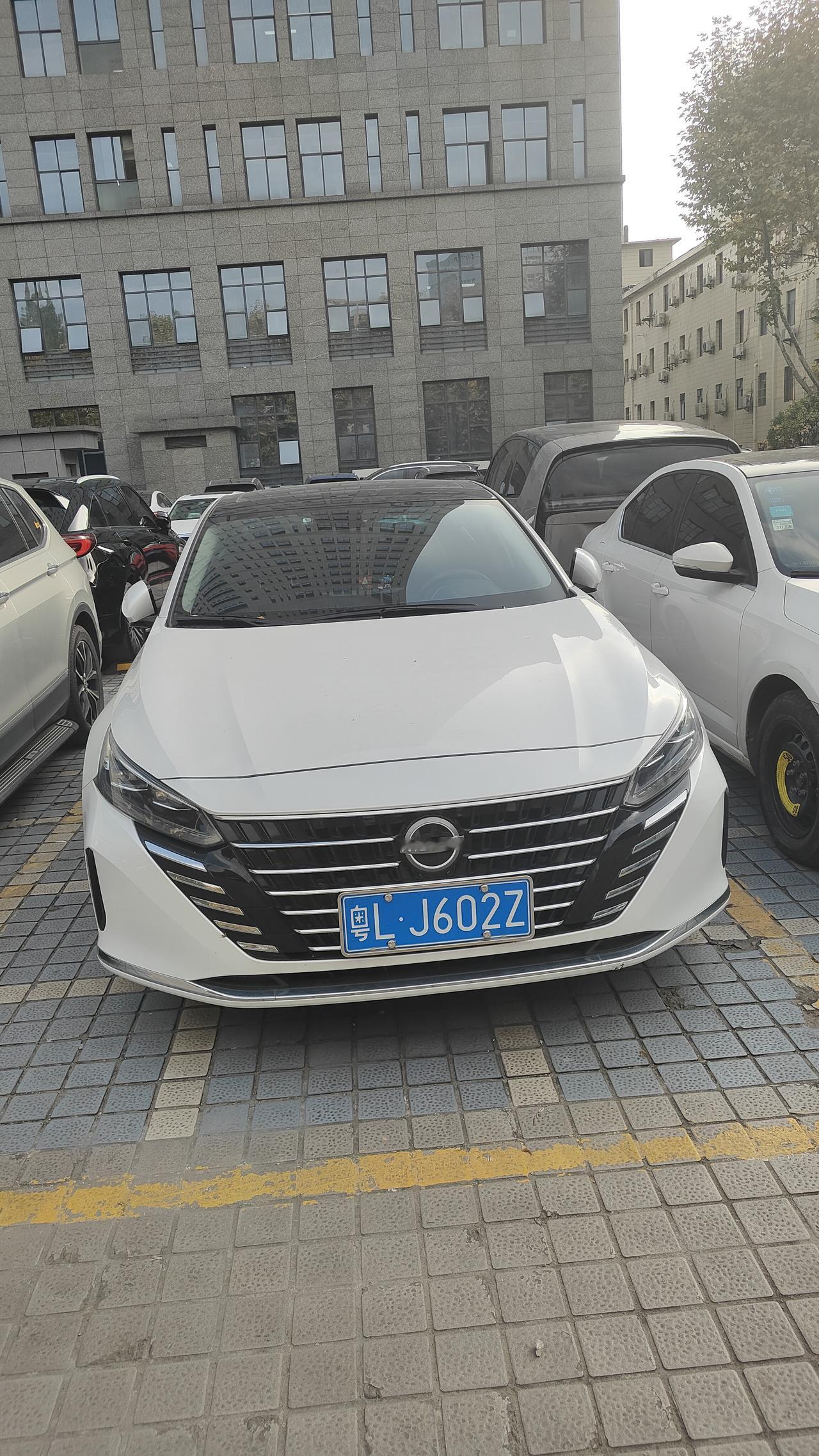 新款的日产天籁比老款日产天籁好看多了天籁属于二线豪华品牌卖不过亚洲龙、凯美