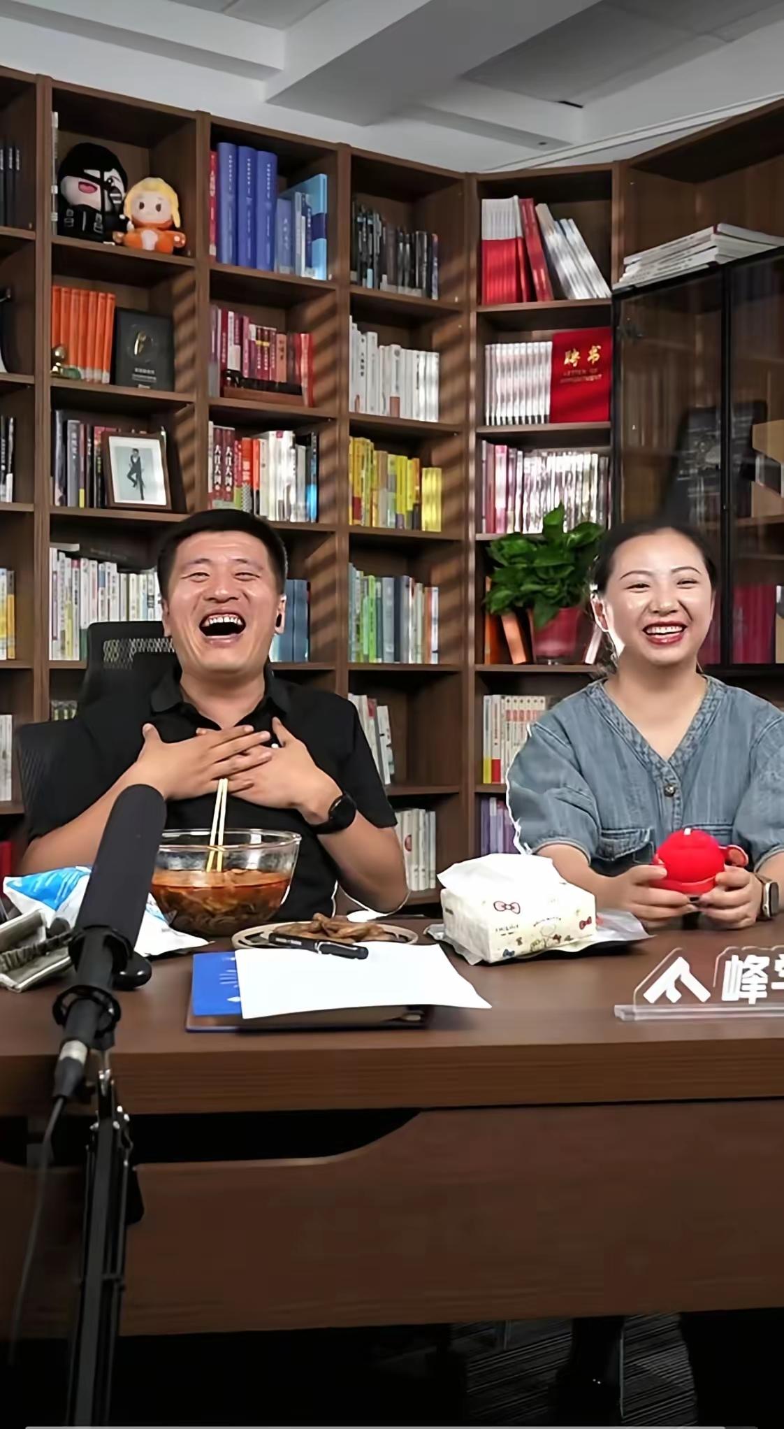 再看张雪峰与001号员工万霞的往事，越看越让人破防。2017年万霞入职月薪仅35