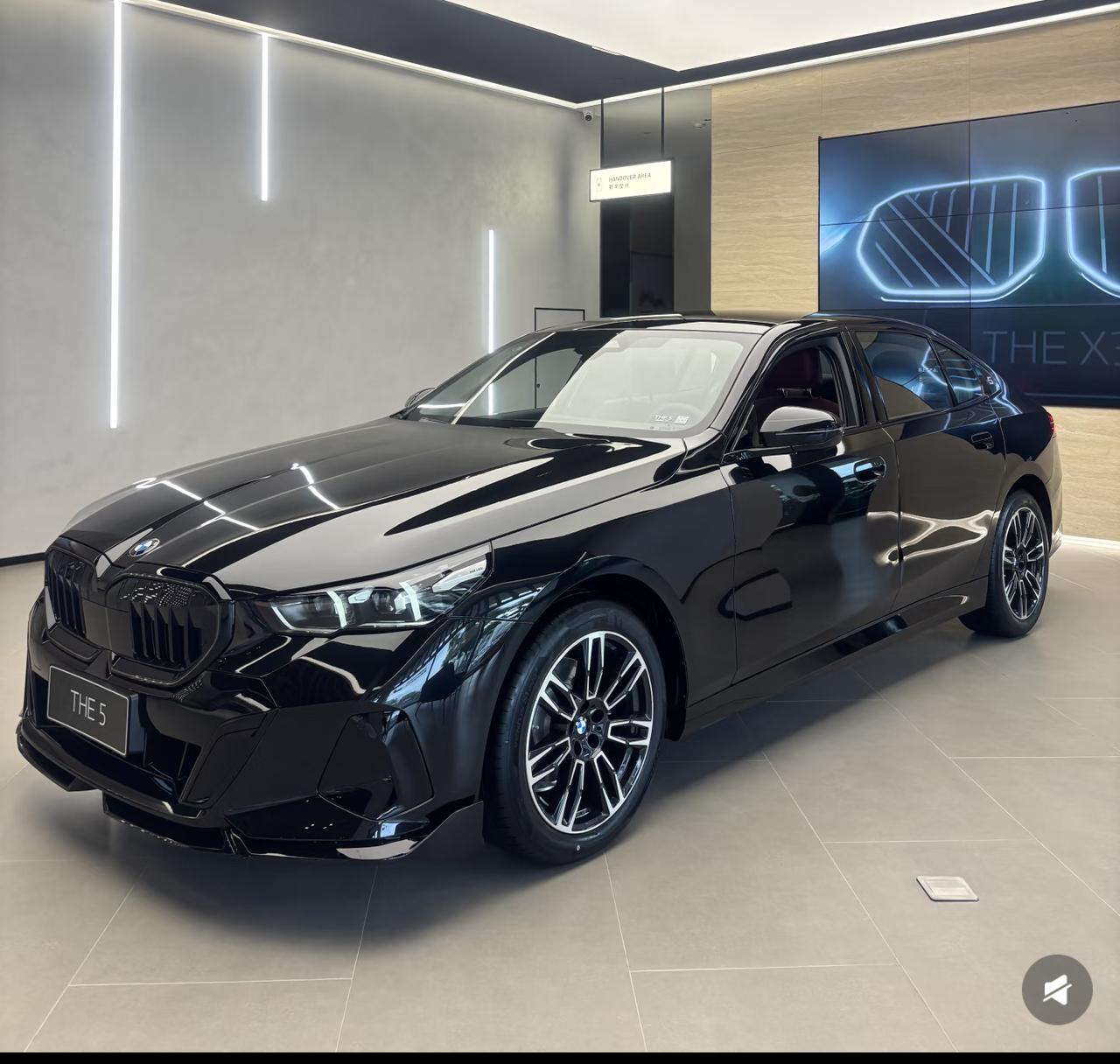 全新宝马5系在技术配置层面呈现出明确的迭代思路。智能座舱系统采用第8.5代操作系