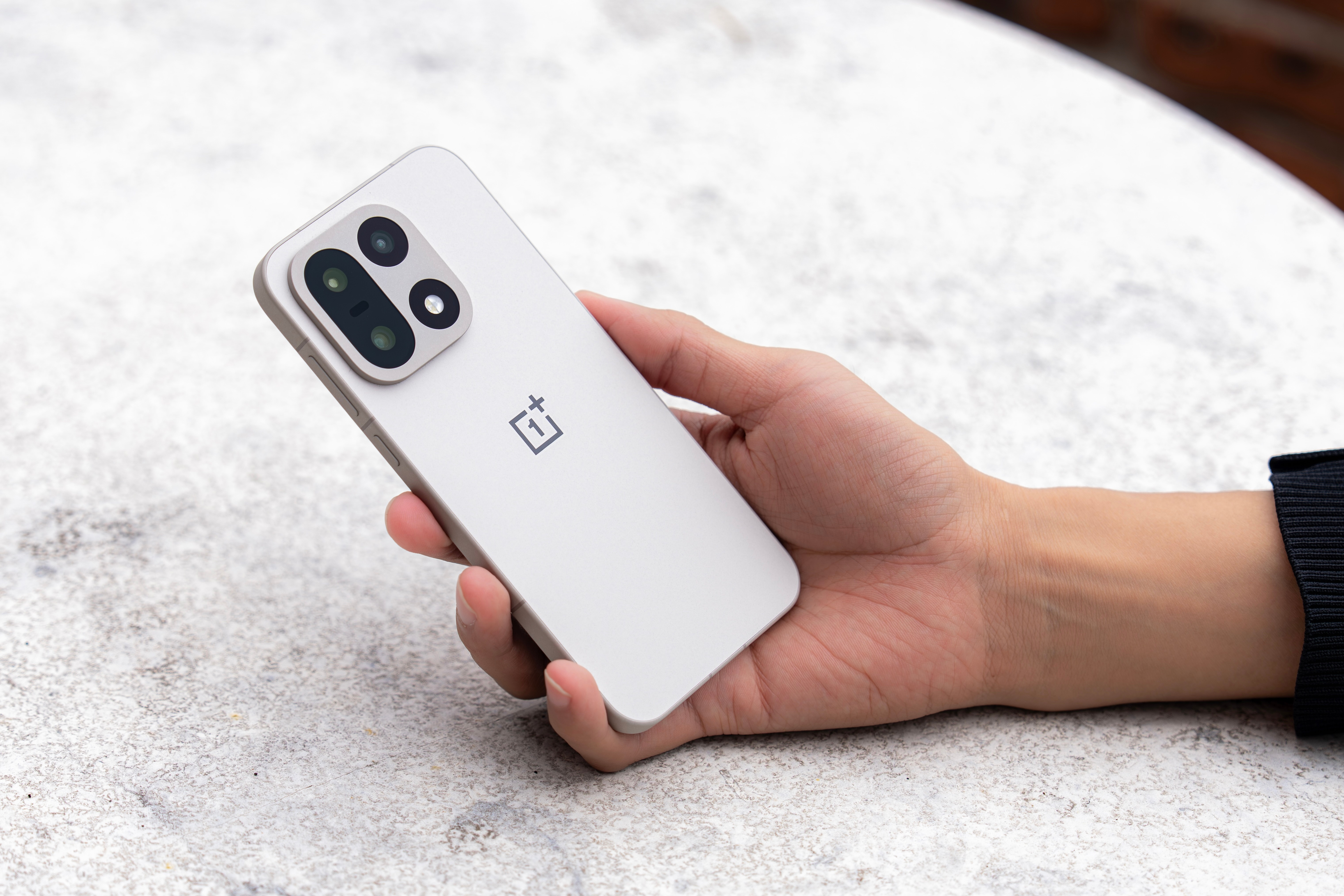 来，感受一下自一加15「原色沙丘」的质感，我真的可以用两个字来形容：绝了！一加1