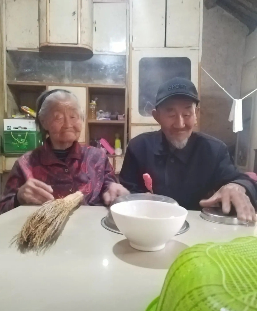 我老爸九十岁，阿尔茨海默病，很安静，不吵不闹，不妨碍别人，每天吃完早饭，茶水