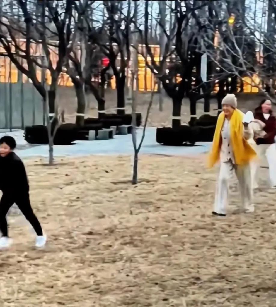 兰姐这当奶奶的，打分得一百靠上。大冷的天在户外，搂着孙女玥玥聊天，陪孙子小箖箖