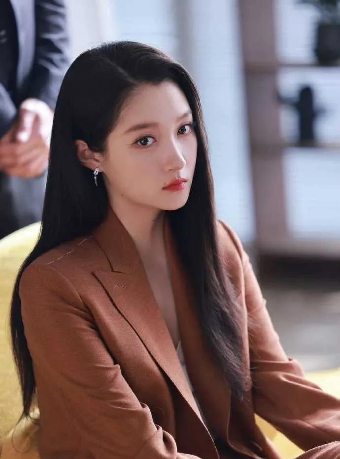 关晓彤新剧里的女总裁look太绝啦！穿棕色西装又美又飒，职场气场直接拉满。开会