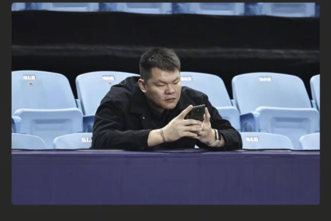 很多广东球迷有个疑问，为什么杜锋不下课，为什么没有引进新的外援？其实是球队老板躺