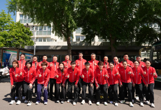 国乒今日出征伦敦，全力以赴争夺世乒赛冠军今天上午，中国国家乒乓球队从北京出发