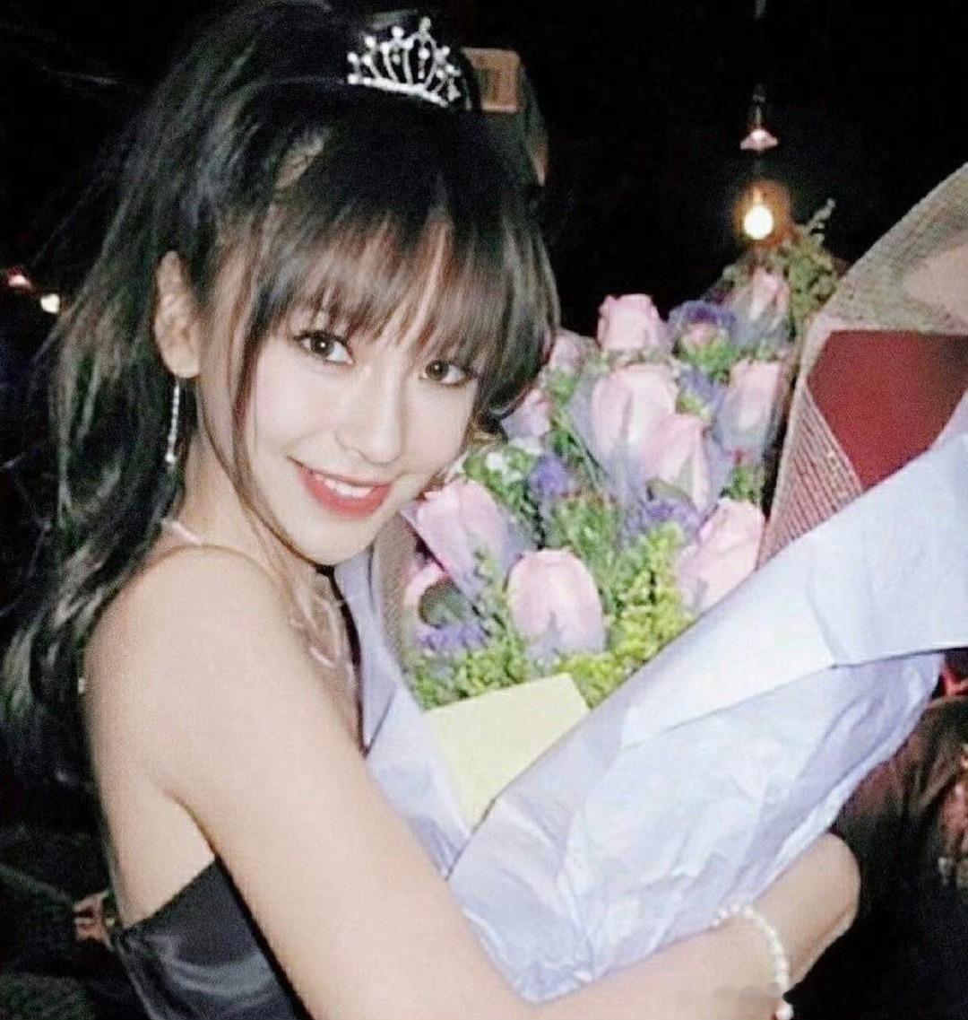 Angelababy13岁旧照Angelababy13岁时在学校就很有名了始于