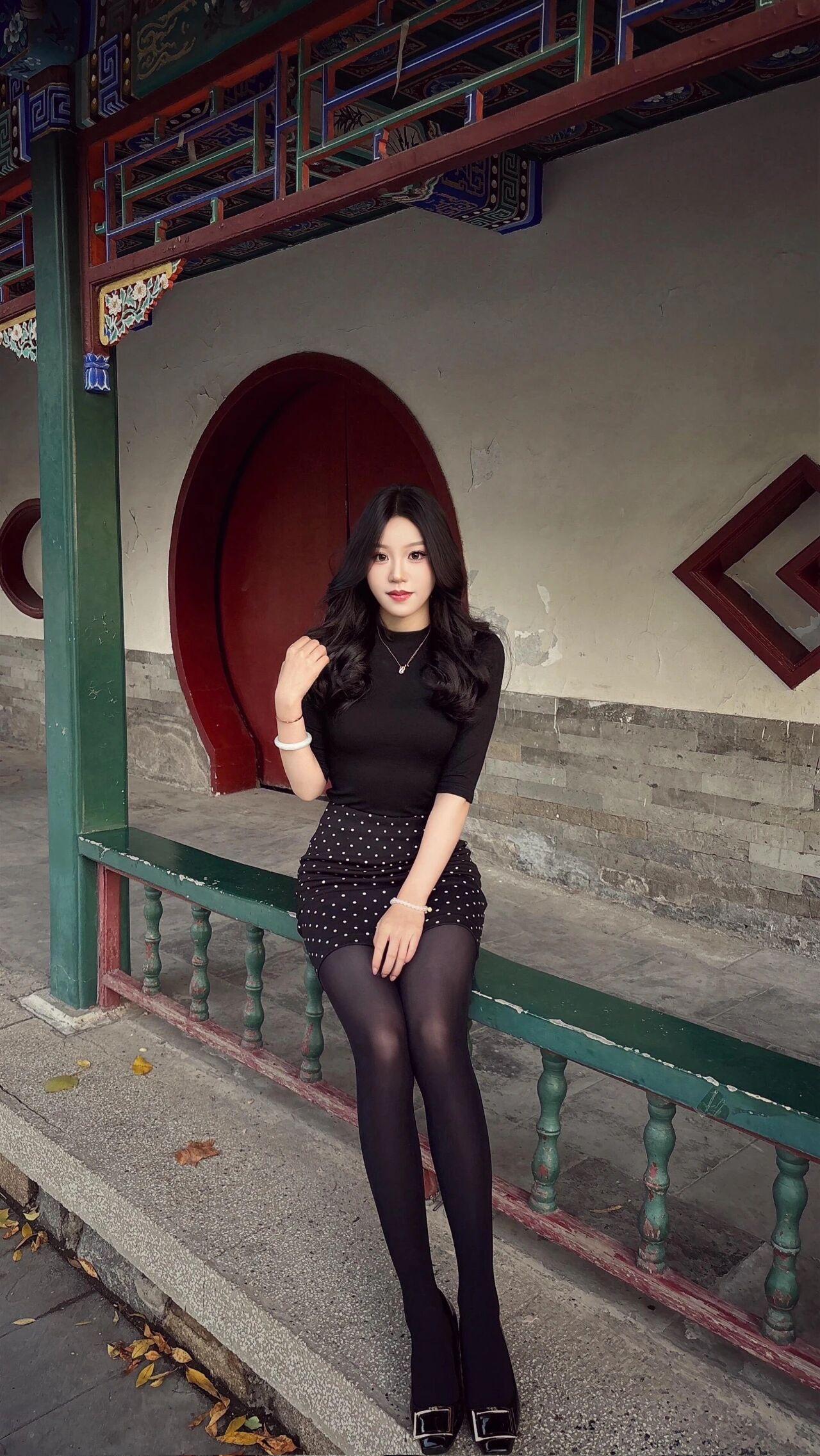 “​黑T+波点半裙+厚黑”，优雅秀丽，可御可温柔的时尚魅力这身穿搭以黑色为主调