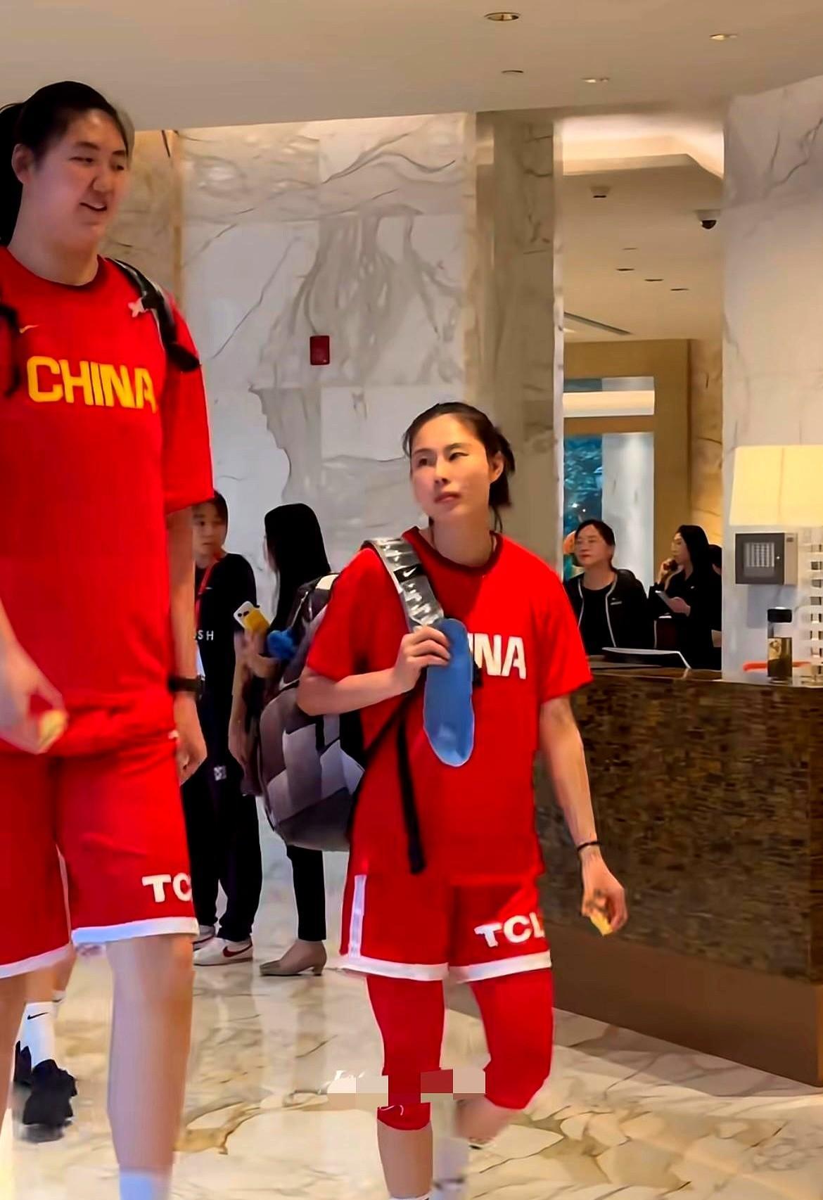 最强核心，为什么只能打12分钟？看着场上失误连连，这操作真让人看不懂。说的就