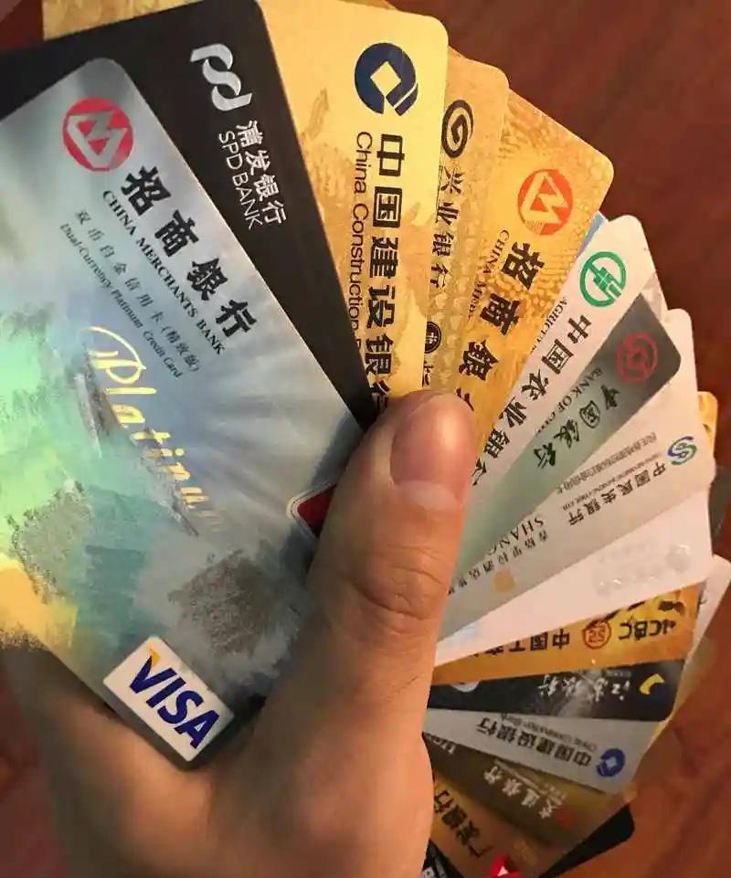 山西晋城，女子刚办了一张工资卡，就收到了一条逾期2100余元的信息，起初还以为是