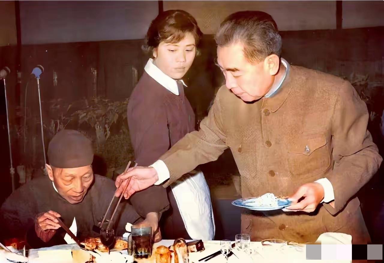 1961年末，一张老照片定格了这样一个动人瞬间：周总理正给90岁的朱启钤夹菜。这