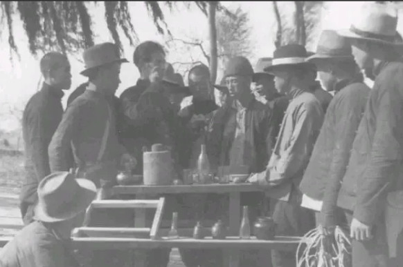 1942年，地下党员赵兴兰被捕。一个伪军给他送饭时，突然敲了敲碗底，还说要救他出