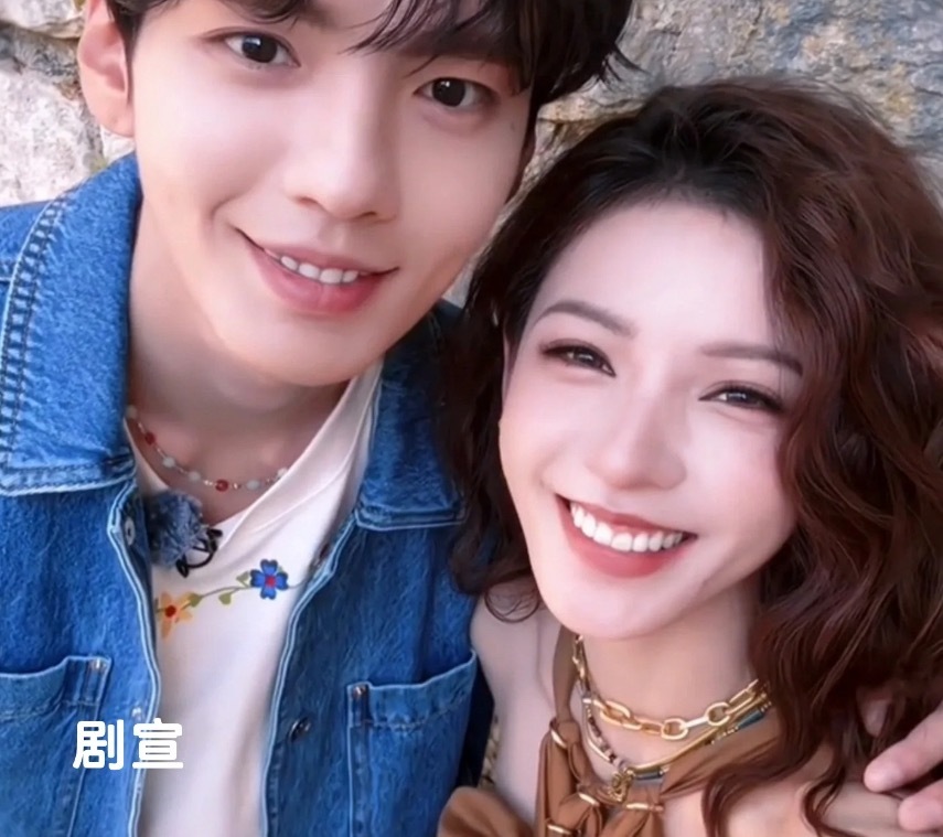 这手不对吧张予曦毕雯珺说好的绅士手呢怀疑在暗戳戳撒糖​​​