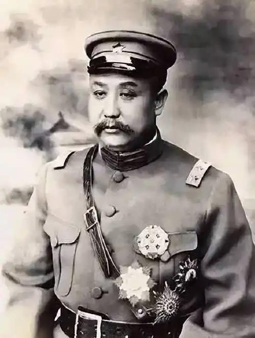 阎锡山一生天不怕地不怕，但是最怕一个人，见到其就立刻下跪。阎锡山也被称为山西的土