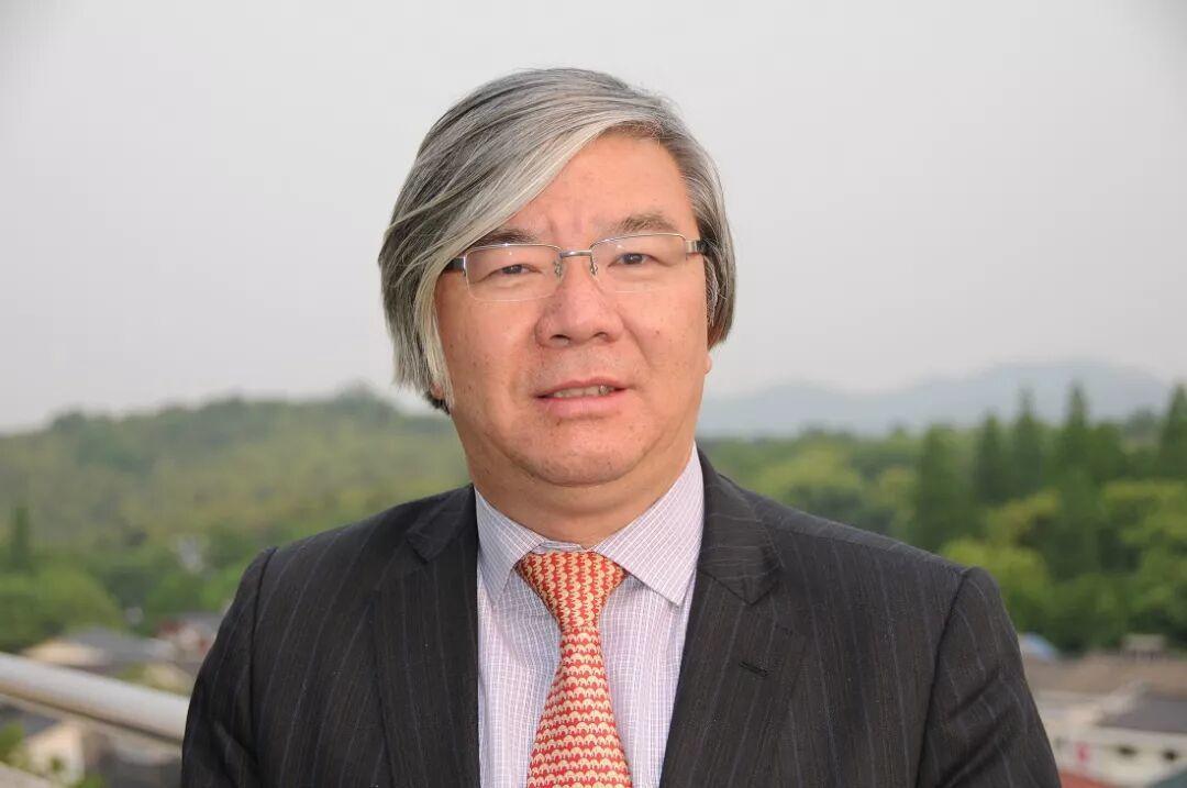 开学典礼意外出圈！浙大这位教授凭飘逸发型刷屏全网一场新生开学典礼，浙江大学材料学院韩高荣教授意外走红