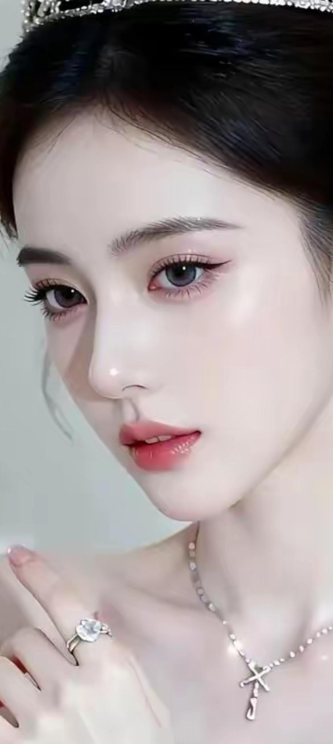 梦幻公主风，闪耀的珠宝与优雅的妆容，宛如童话中的公主。