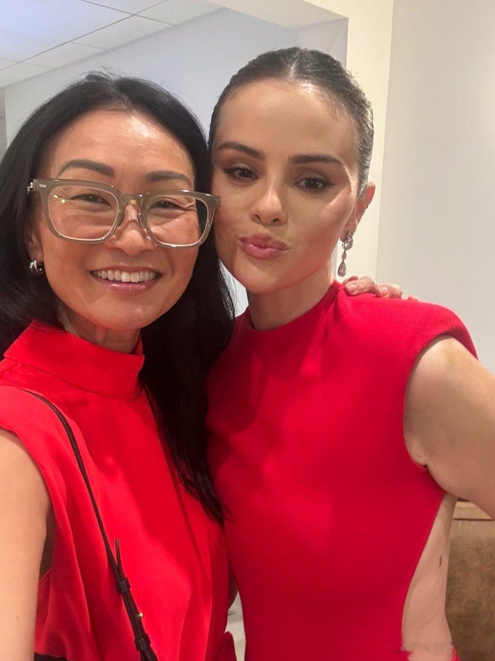 Selenagomez赛琳娜戈麦斯回到了洛杉矶，出席了自家美妆品牌rareb
