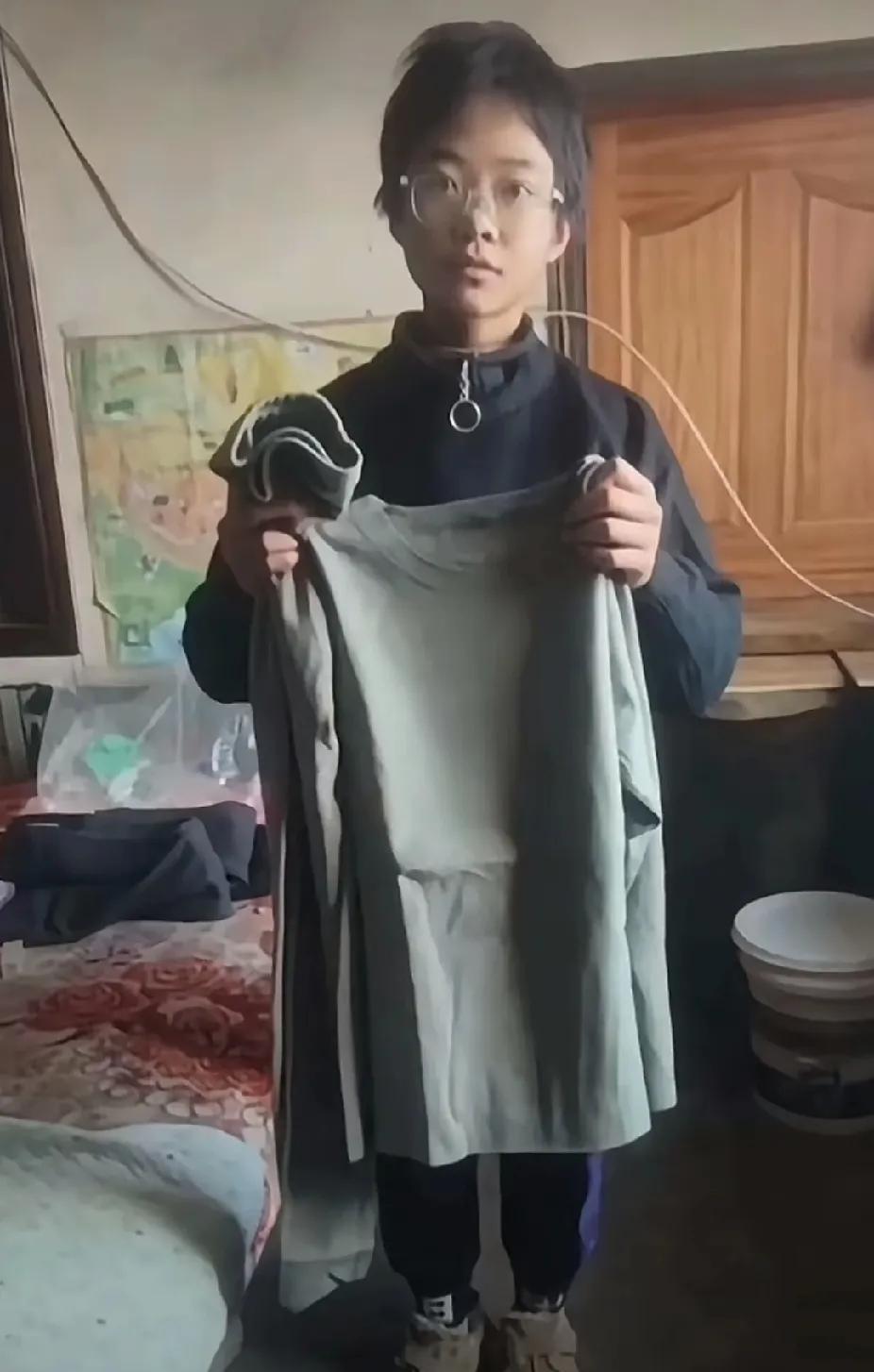 胡雷资助女孩儿最后的影像。爱美是每个女孩儿的天性，特别是头发对于女生来说很重要