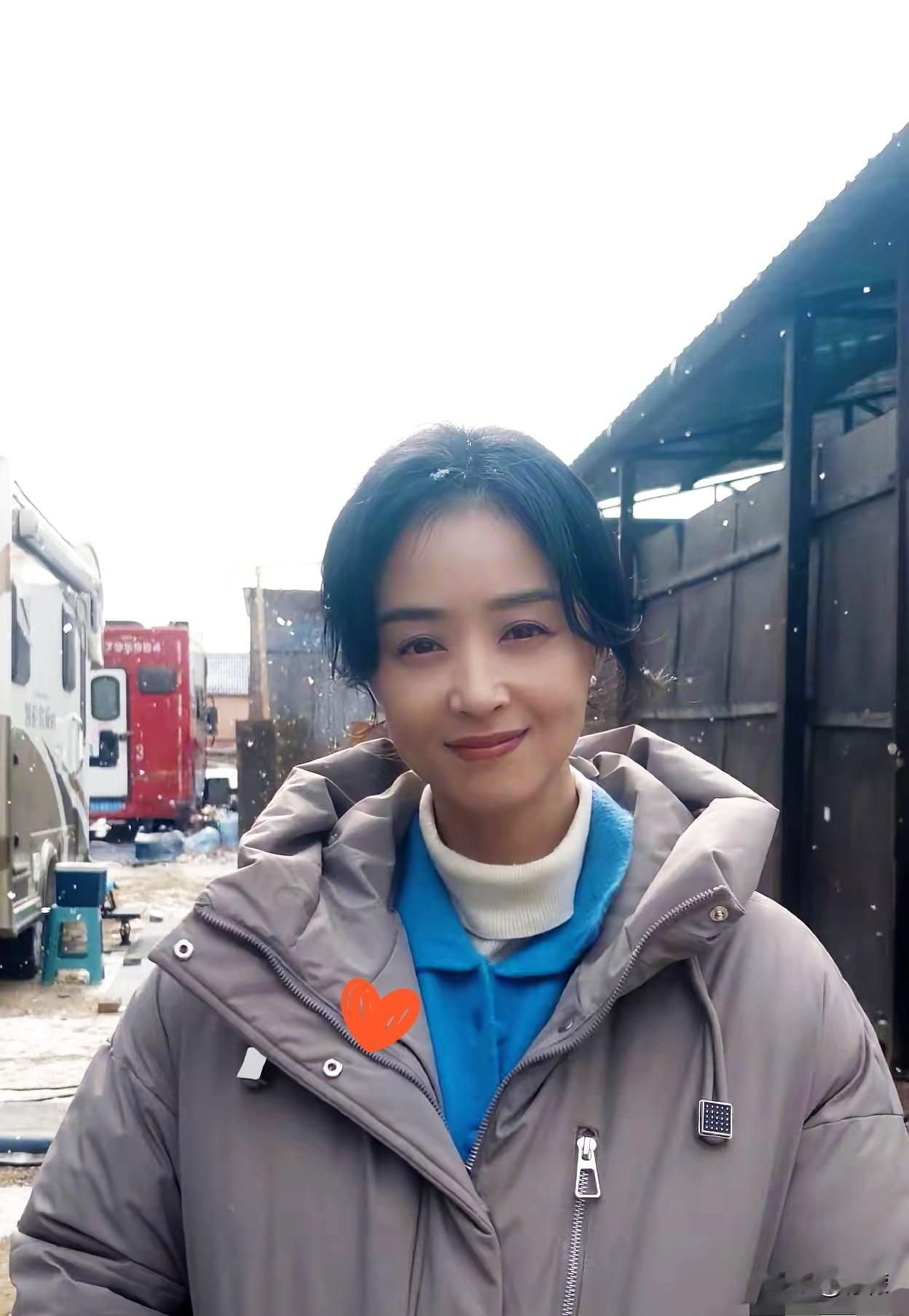 青岛街头碰到蒋欣，我朋友直接傻眼了，电视里全是骗人的！我朋友就在五四广场那边