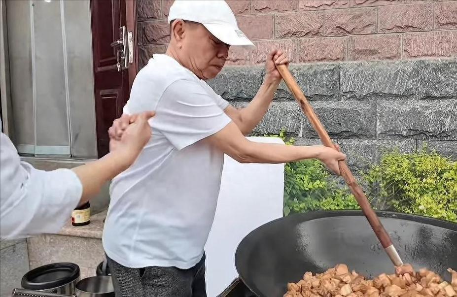 聊个实在的：潘长江这头黑猪，买得值。《举起手来3》拍到最后，他自掏腰包整了一头