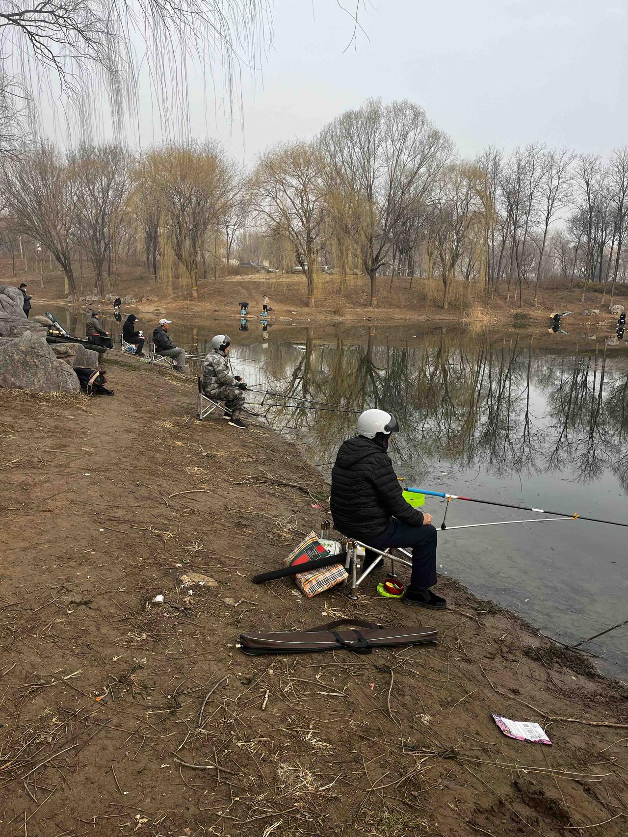 今天媳妇值班，送媳妇到单位后，看时间尚早，便决定去古城路的河边转转，看到的一幕让