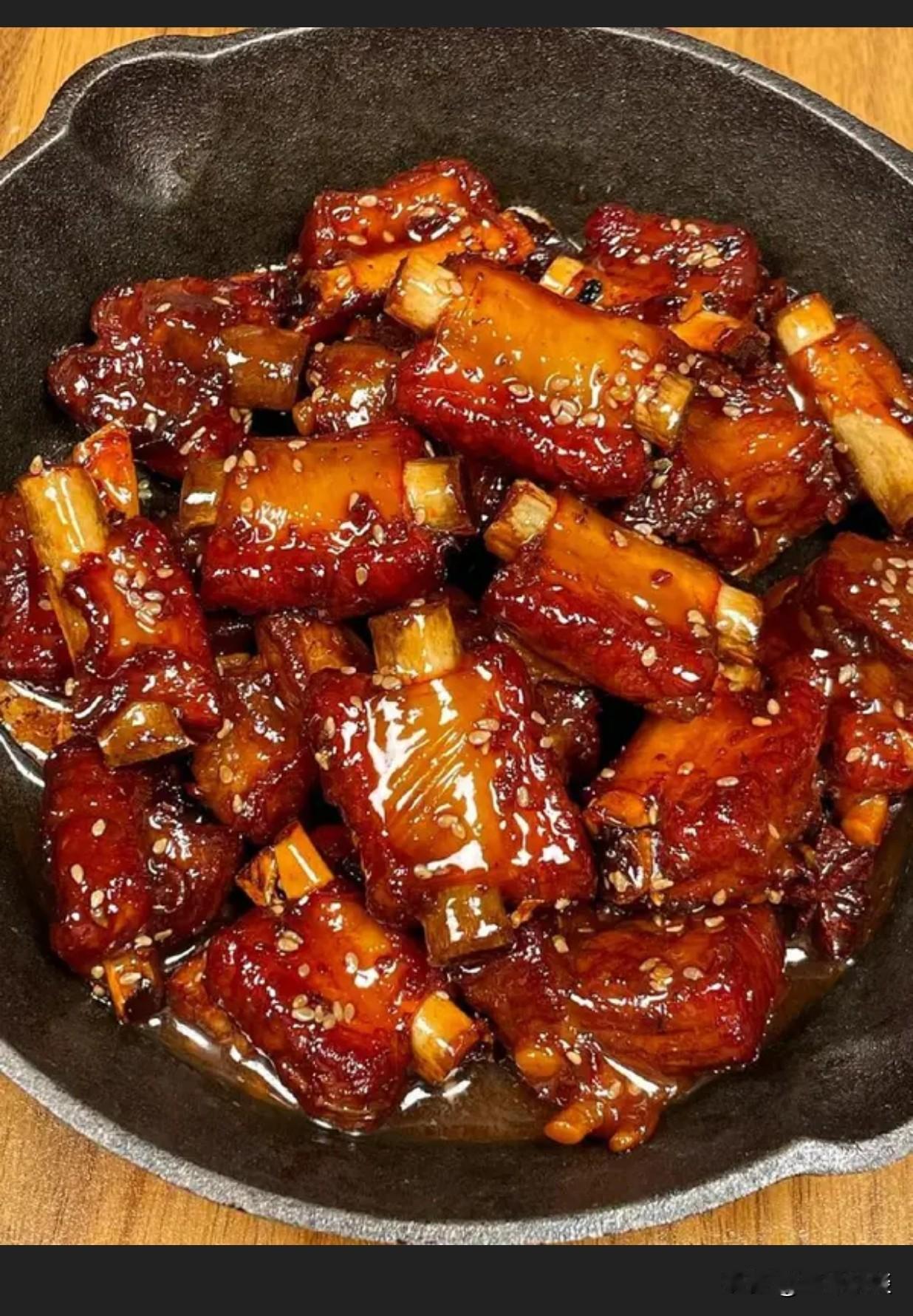 超简单的家常菜——糖醋排骨！很多人做糖醋排骨，第一步就错，难怪又柴又腥、孩子