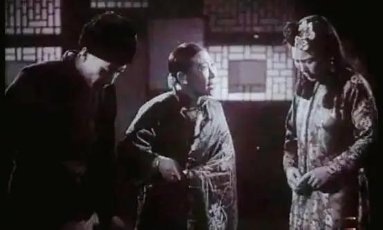 1943年，暗窑子内的“扛刀姑娘”古淑英洒了一桶泔水。谁知，愤怒的老鸨怒竟然举起