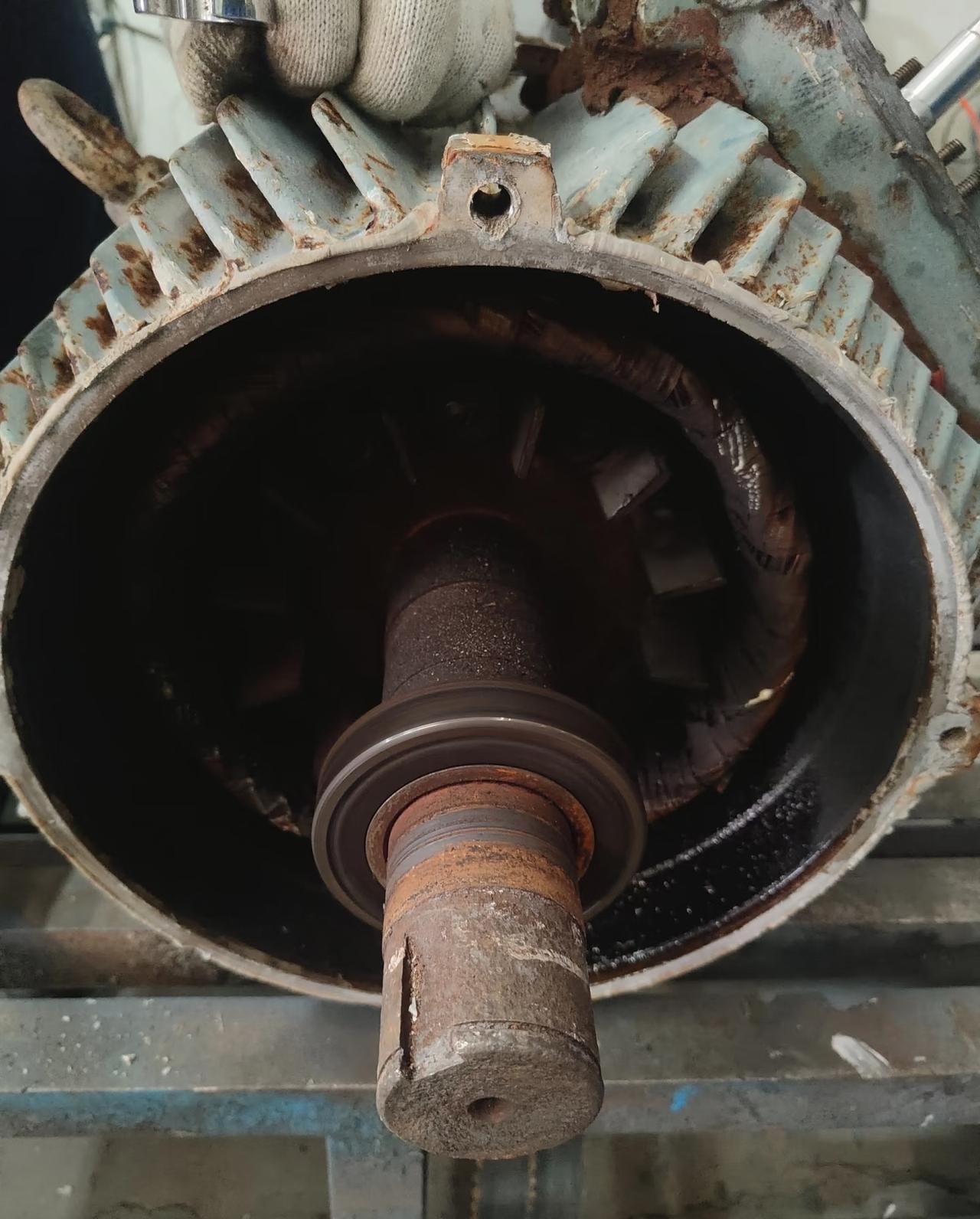 同行进了一家工厂做维修电工不到1个月就想辞职了，说这里不把电工当一回事，就从这个