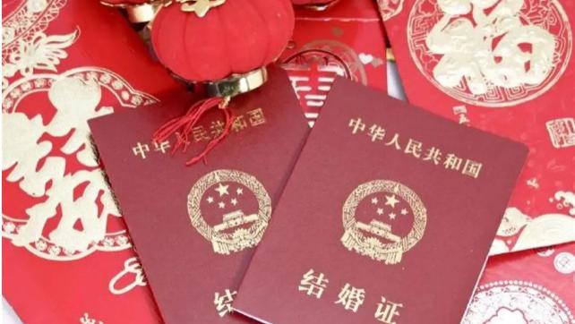 连夜烧毁户口本!58岁母亲含泪质问新规:婚姻自由就能不要家了吗?全网吵疯了