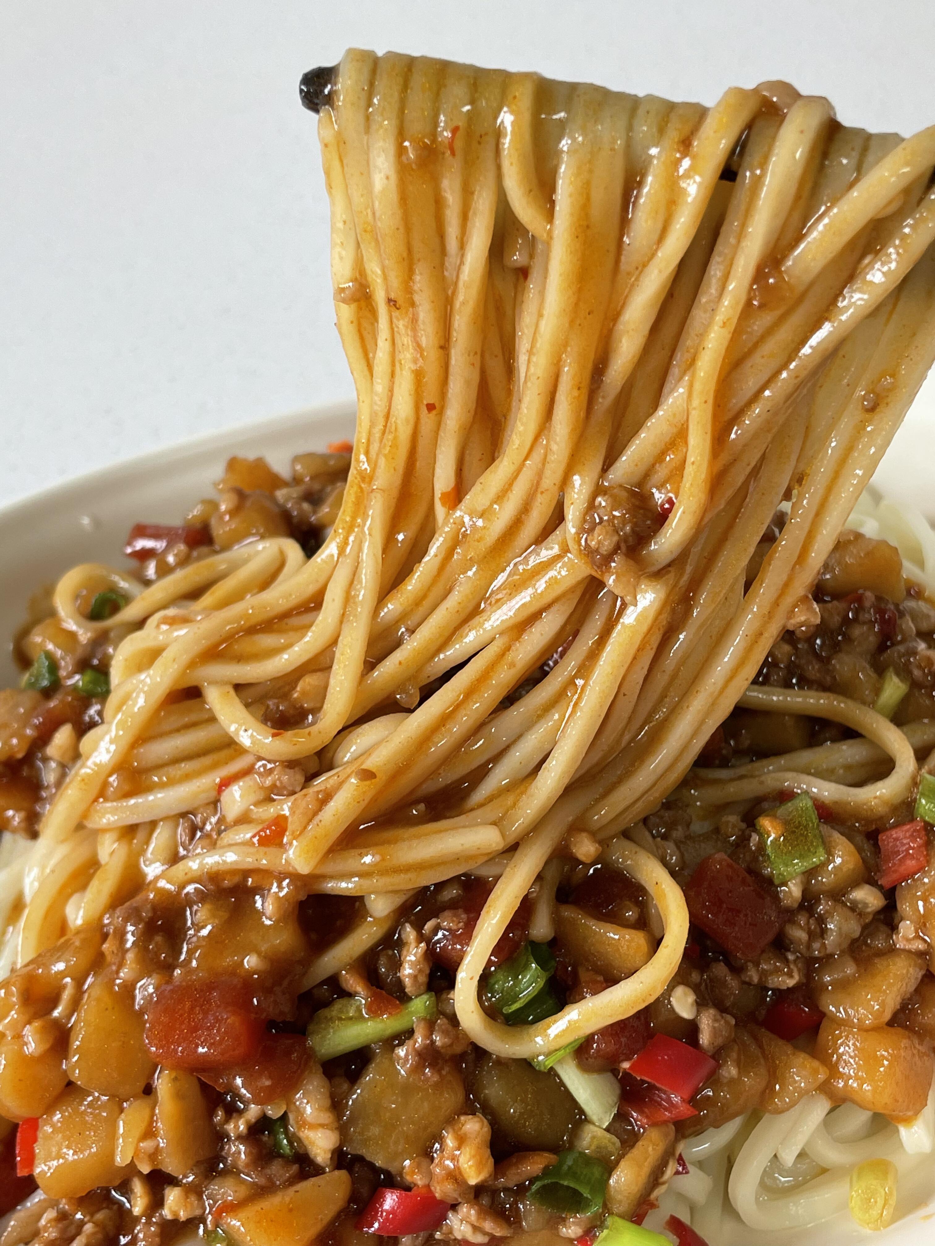 谁懂这一口的含金量！土豆肉酱面，真的好吃到跺脚！土豆丁炖得软糯绵密，吸满了肉