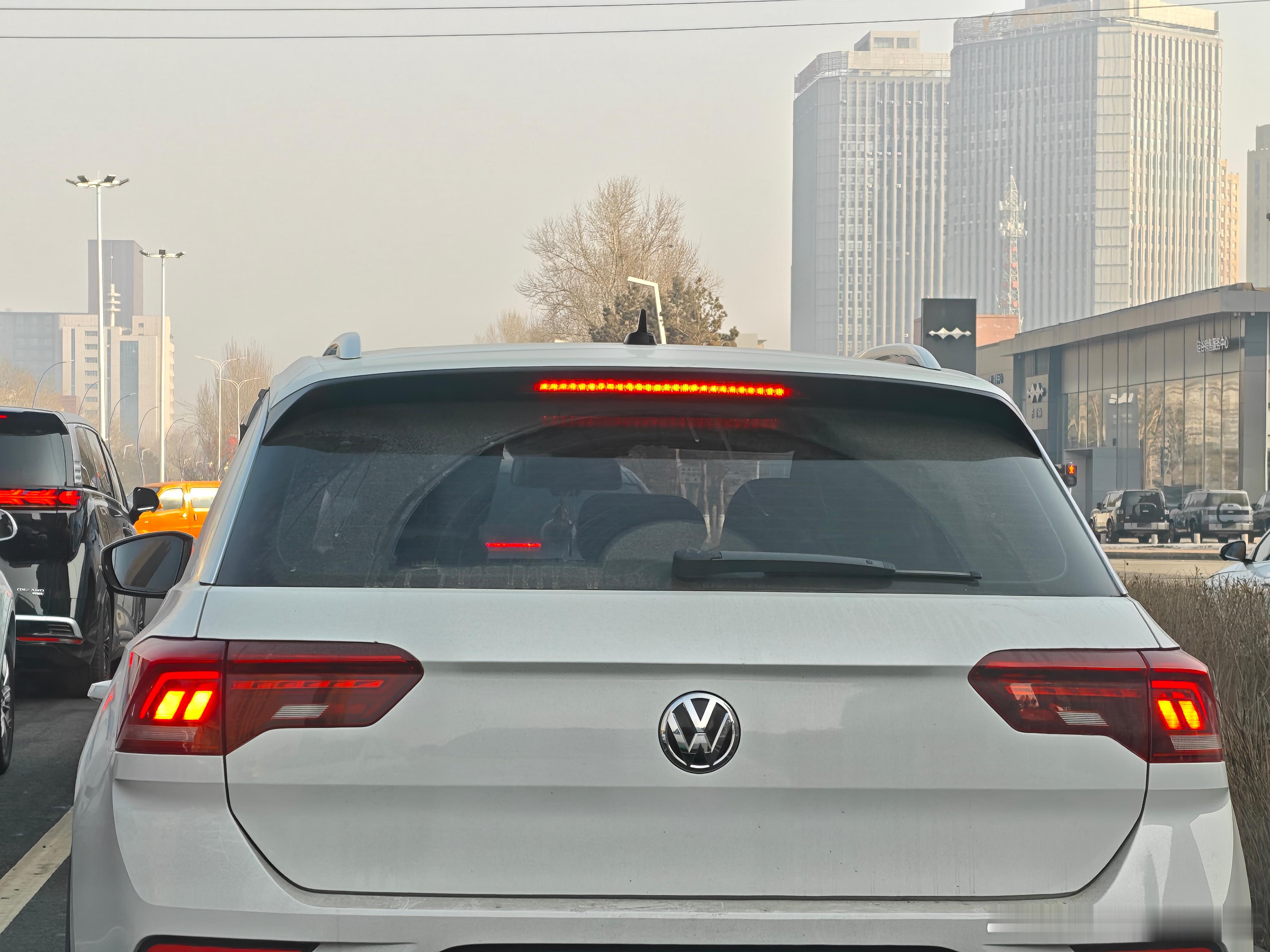 春晚好无聊还是大众的车身工艺🐮能把钣金R角做这么锐，目测不到1mm，仅此一家（