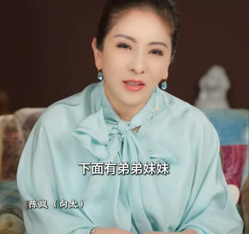 向太曾在个人分享中讲述自家亲属的经历：“我的弟弟妹妹们跟我要钱，要东西，我没求过