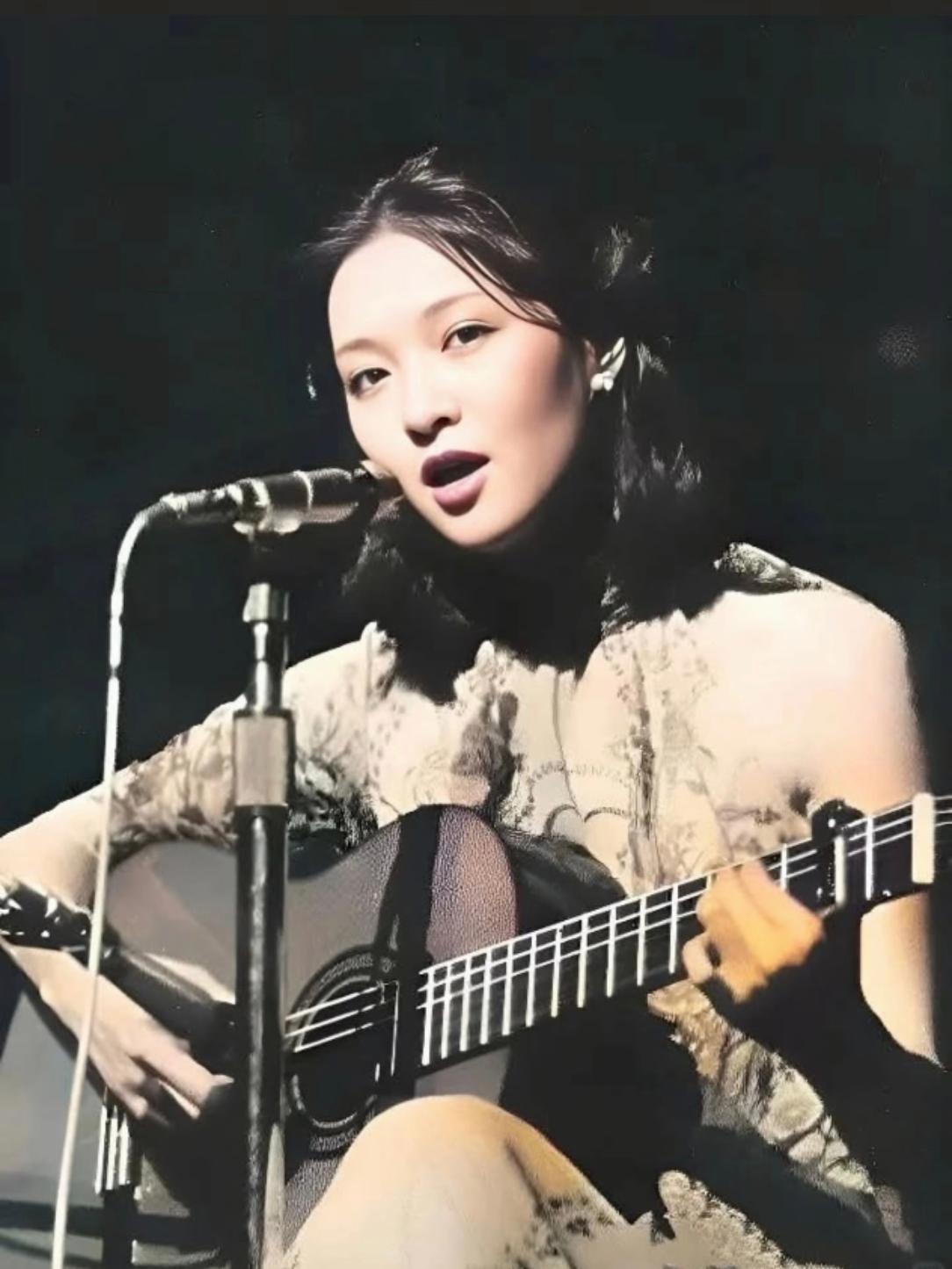 1994年，42岁的胡因梦未婚生女。户口登记时，孩子父亲那栏不能空着，她想了一下