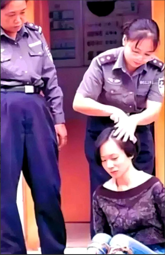 2001年，在广东第二看守所的囚室里，一位即将赴死的女囚静静伫立。狱警为她轻轻梳