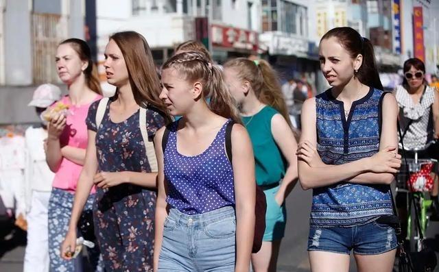 中俄的基本国情是不同的。 俄罗斯不缺粮食，不缺能源，关起门来是可以过日子的，