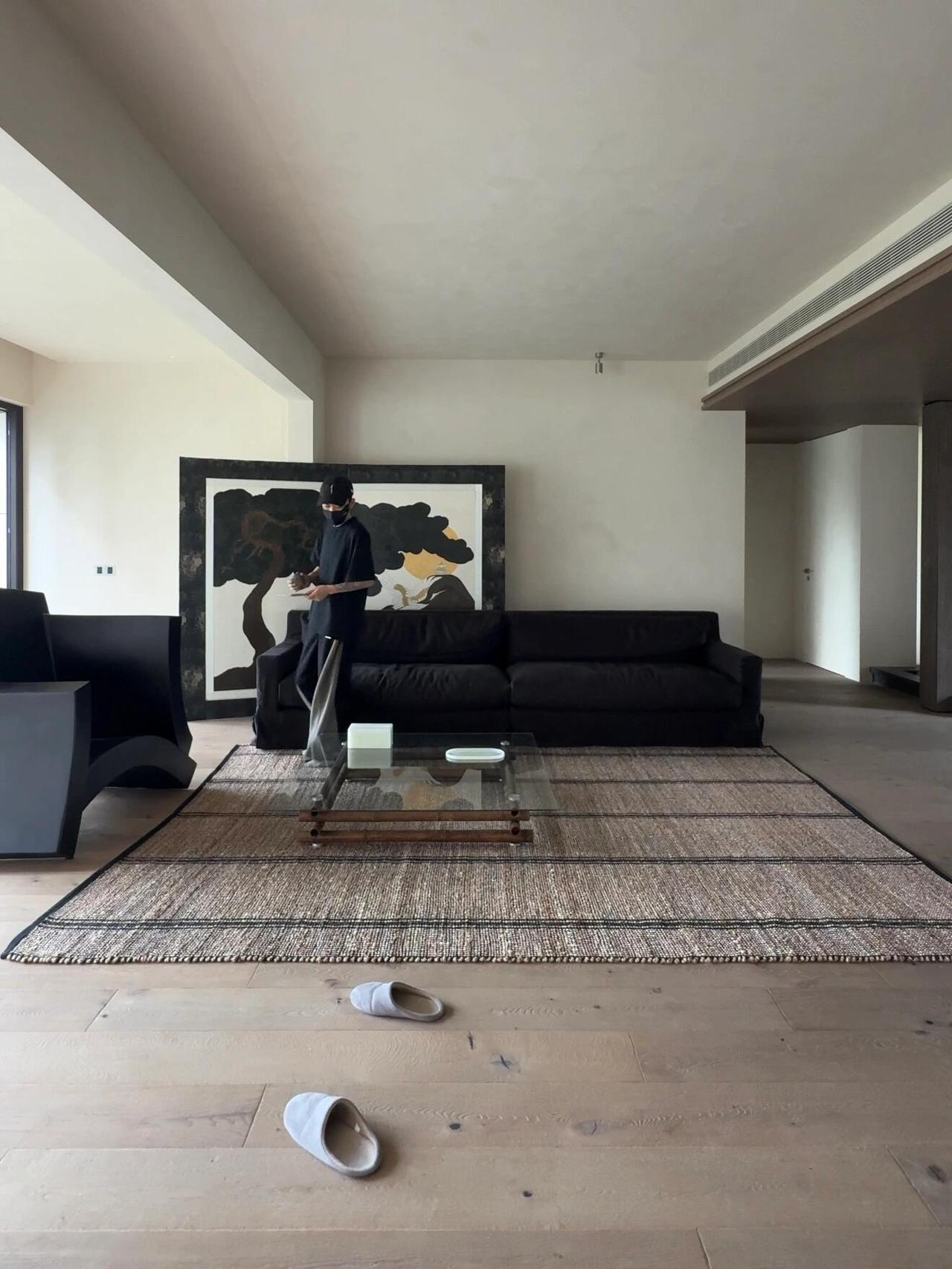 这是我花了296天装出来的家，有人说它像老钱风，有人说是宅寂风，其实我觉得这就是