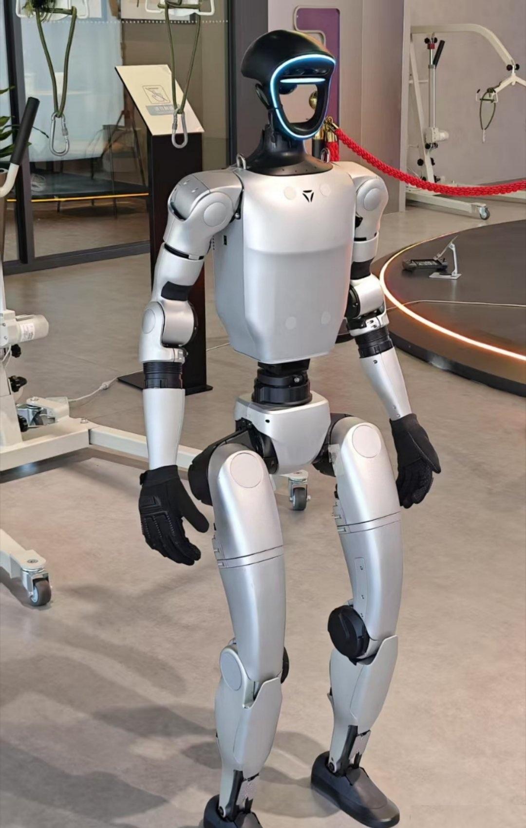 藏不住了，春晚一开始，就用AI和两个机器人节目昭告世界，提前炸场！武术表演《武