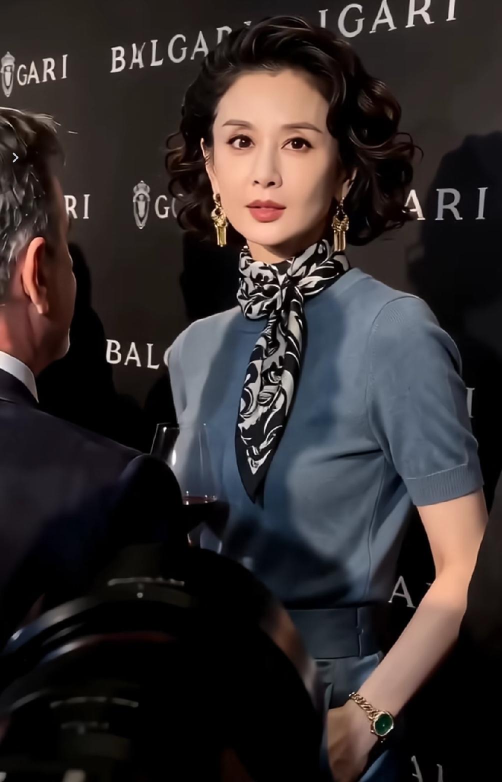 真感觉娱乐圈还真没这么美的女人，仙姿飘逸，艳色绰约。气质与智慧并存，大气高贵