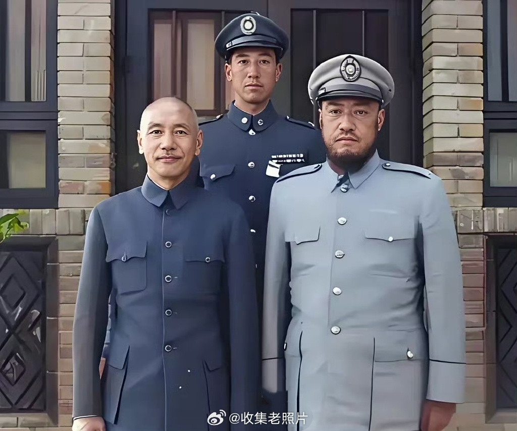 1947年，重庆。蒋介石与马步芳父子。马步芳能善终，说明老天没长眼。