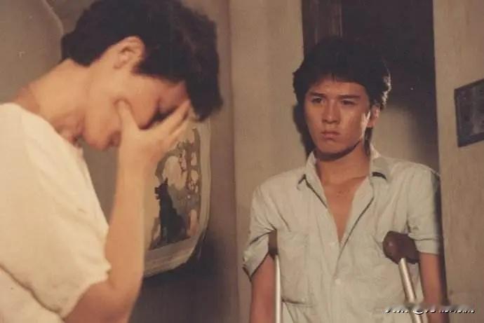 2010年7月5日，周迅前男友贾宏声趁父母不注意，从14层一跃而下，父母跑下楼时