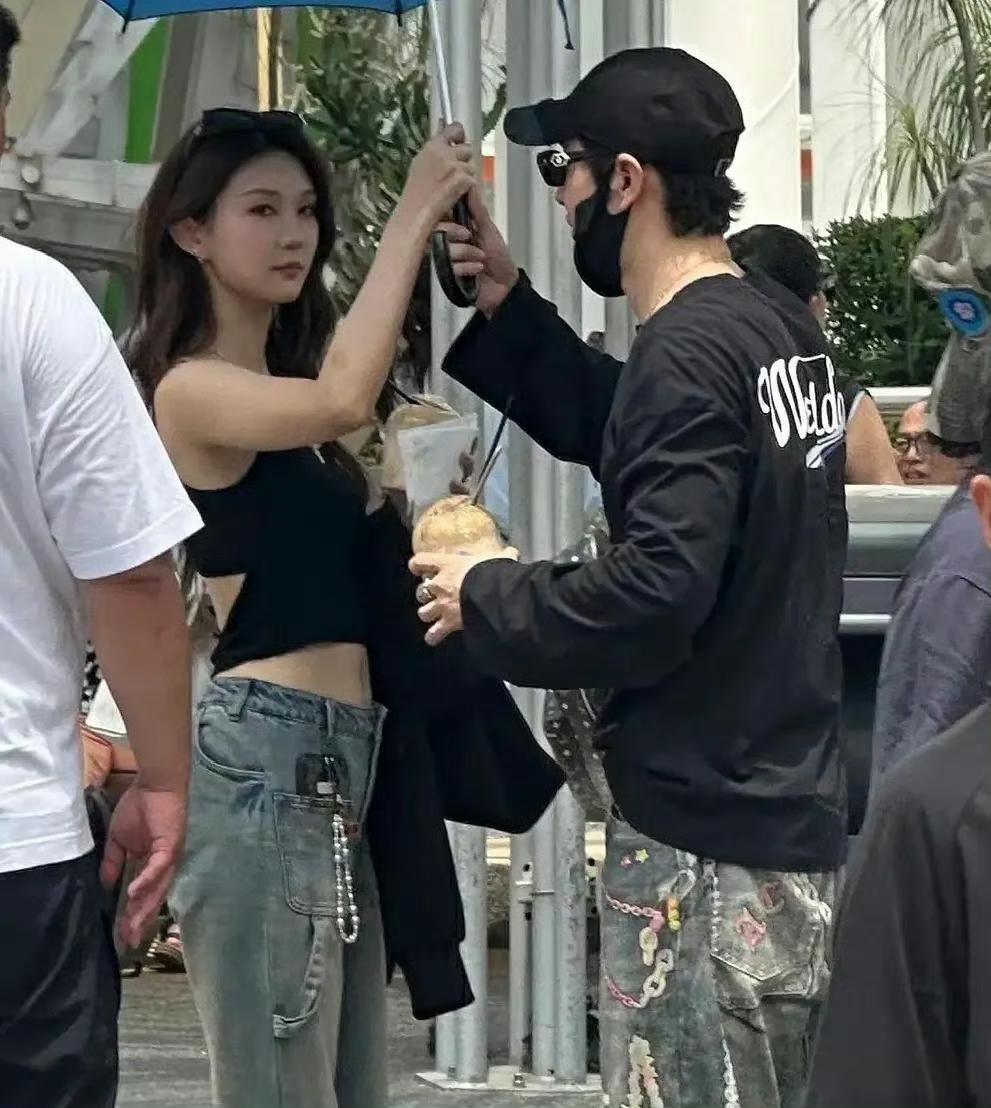 黄晓明有个毛病永远都不会改，那就是一直都喜欢年轻漂亮身材好的黄晓明和小22岁的