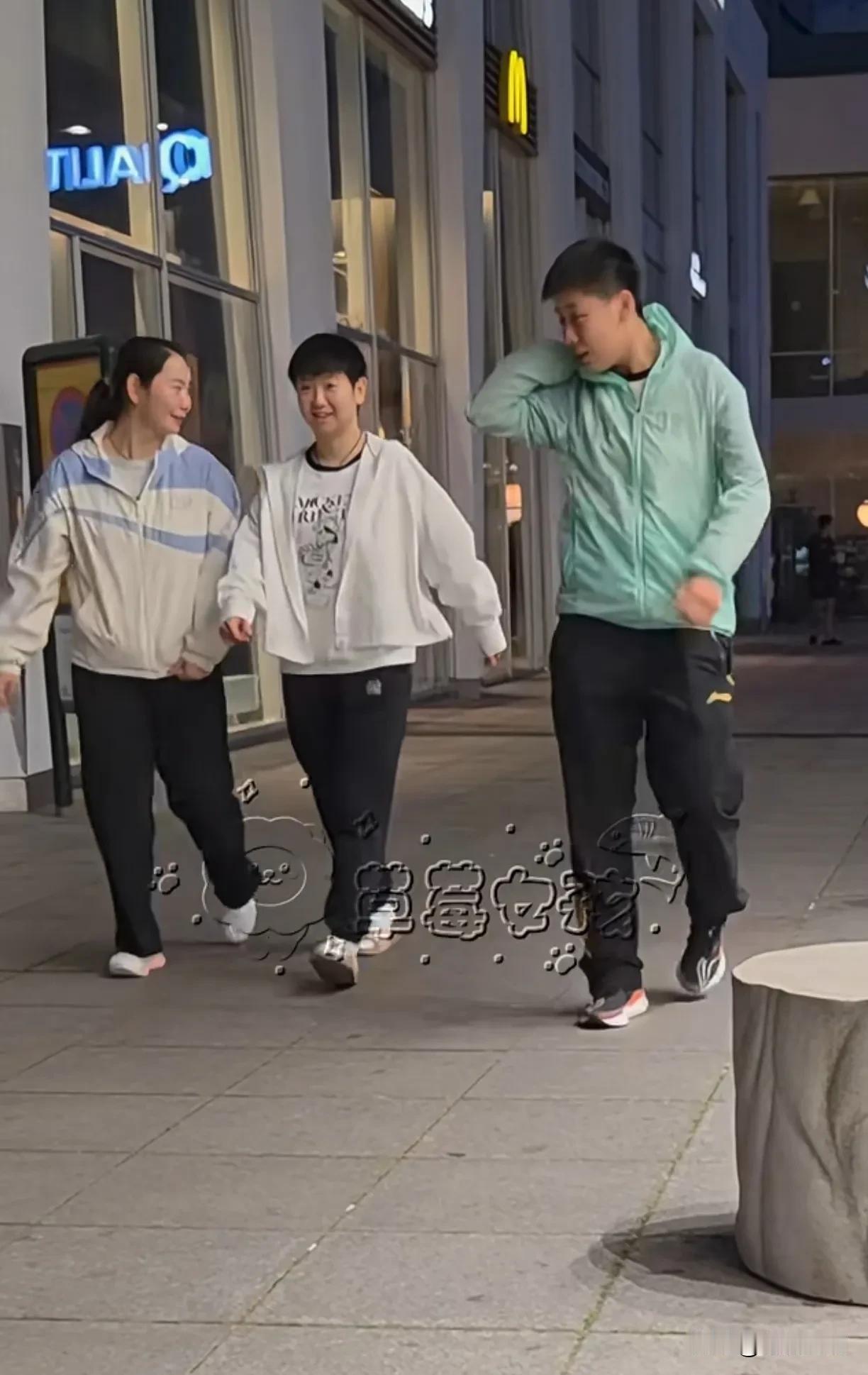 我们宝宝怎么也爱穿拖鞋🩴出门啊！她真的是怎样看都好好看[比心]她随便一穿就特