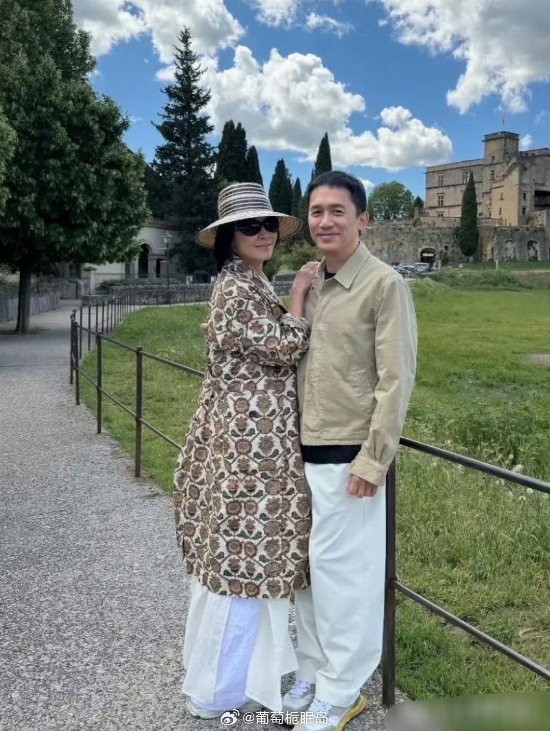 梁朝伟刘嘉玲法国游玩度假私服，两口子看着好浪漫！​​​