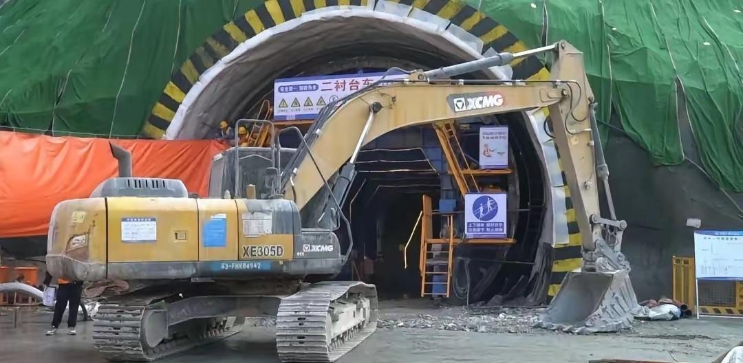 轨道交通黄山T1线，总里程43.62公里，共设8站，采用跨坐式单轨，最