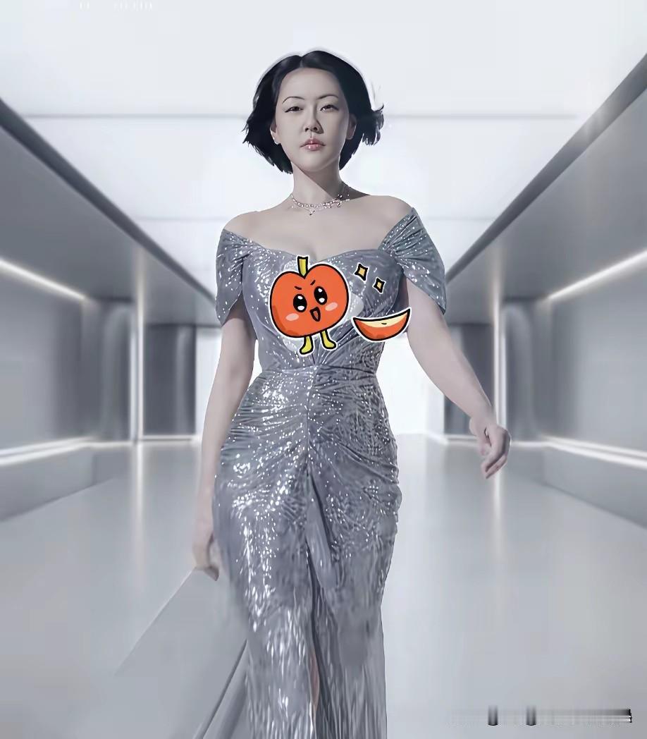 小S终于出来营业了，可整体状态看着跟丢了魂一样，效果差强人意。一脸营养不良，气
