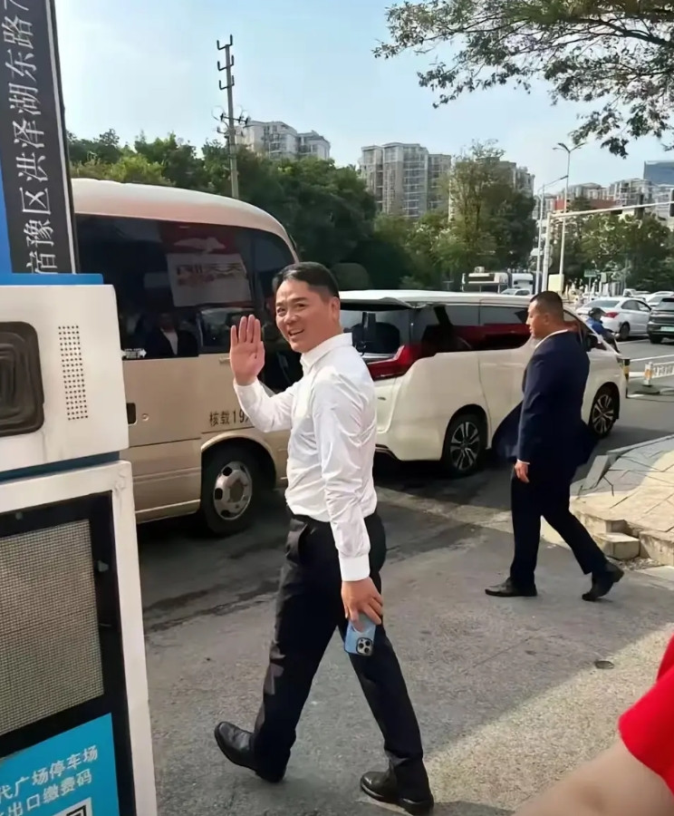 听说刘强东在老家宿迁横着走。网友一点也不眼气，反而认为正常，并说：假如你给一