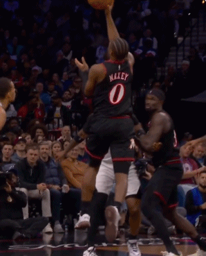 太夸张了！文班亚马想盖马克西的抛投，跳在空中瞬间判断出在动就是干扰球，硬生生收