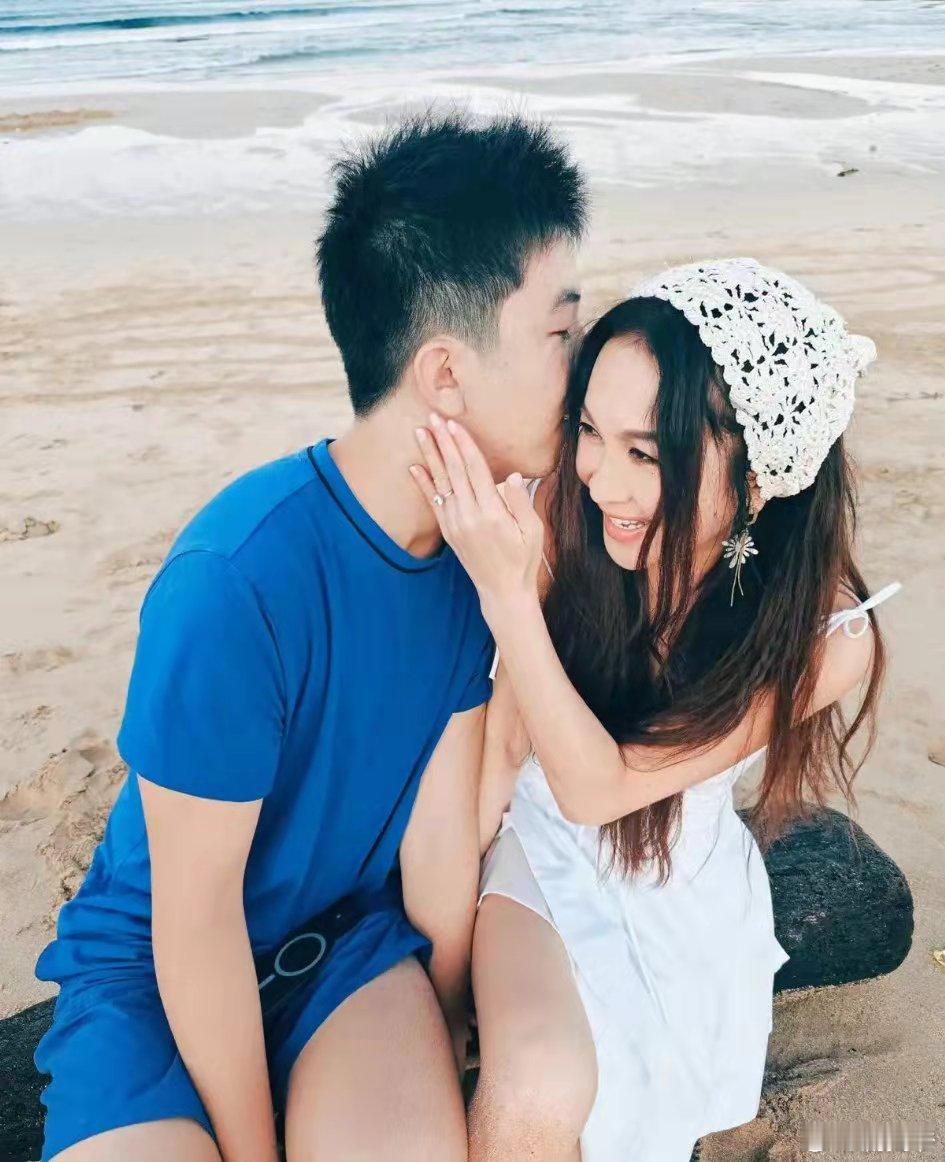 温碧霞与养子，亲密照像情侣，这母爱谁受得了！​​​